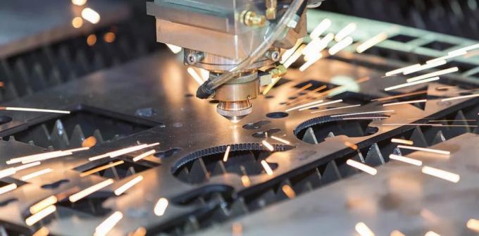 laser cutting head cutting metal